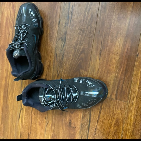 Nike shoes - Picture 2 of 3